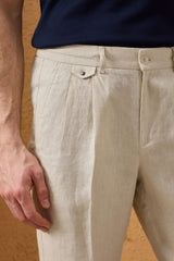 Herenset: marineblauwe linnen jas met rits en beige broek, smart casual zomeroutfit