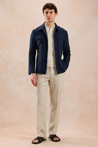Herenset: marineblauwe linnen jas met rits en beige broek, smart casual zomeroutfit