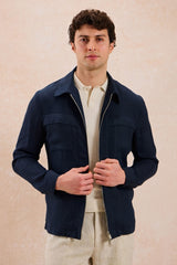 Herenset: marineblauwe linnen jas met rits en beige broek, smart casual zomeroutfit