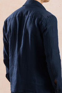 Herenset: marineblauwe linnen jas met rits en beige broek, smart casual zomeroutfit