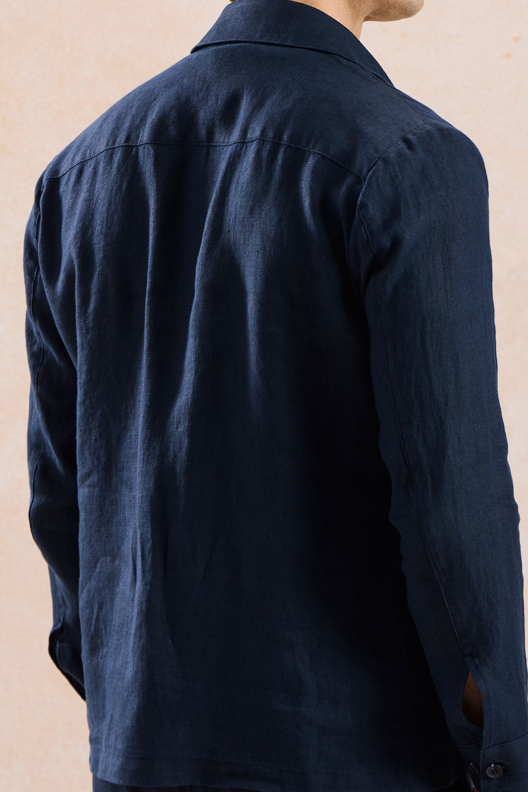 Herenset: marineblauwe linnen jas met rits en beige broek, smart casual zomeroutfit