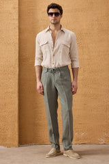 Herenset: marineblauwe linnen jas met rits en saliegroene broek, smart casual zomeroutfit