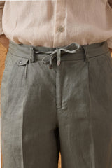 Herenset: marineblauwe linnen jas met rits en saliegroene broek, smart casual zomeroutfit