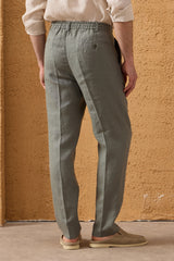 Herenset: marineblauwe linnen jas met rits en saliegroene broek, smart casual zomeroutfit