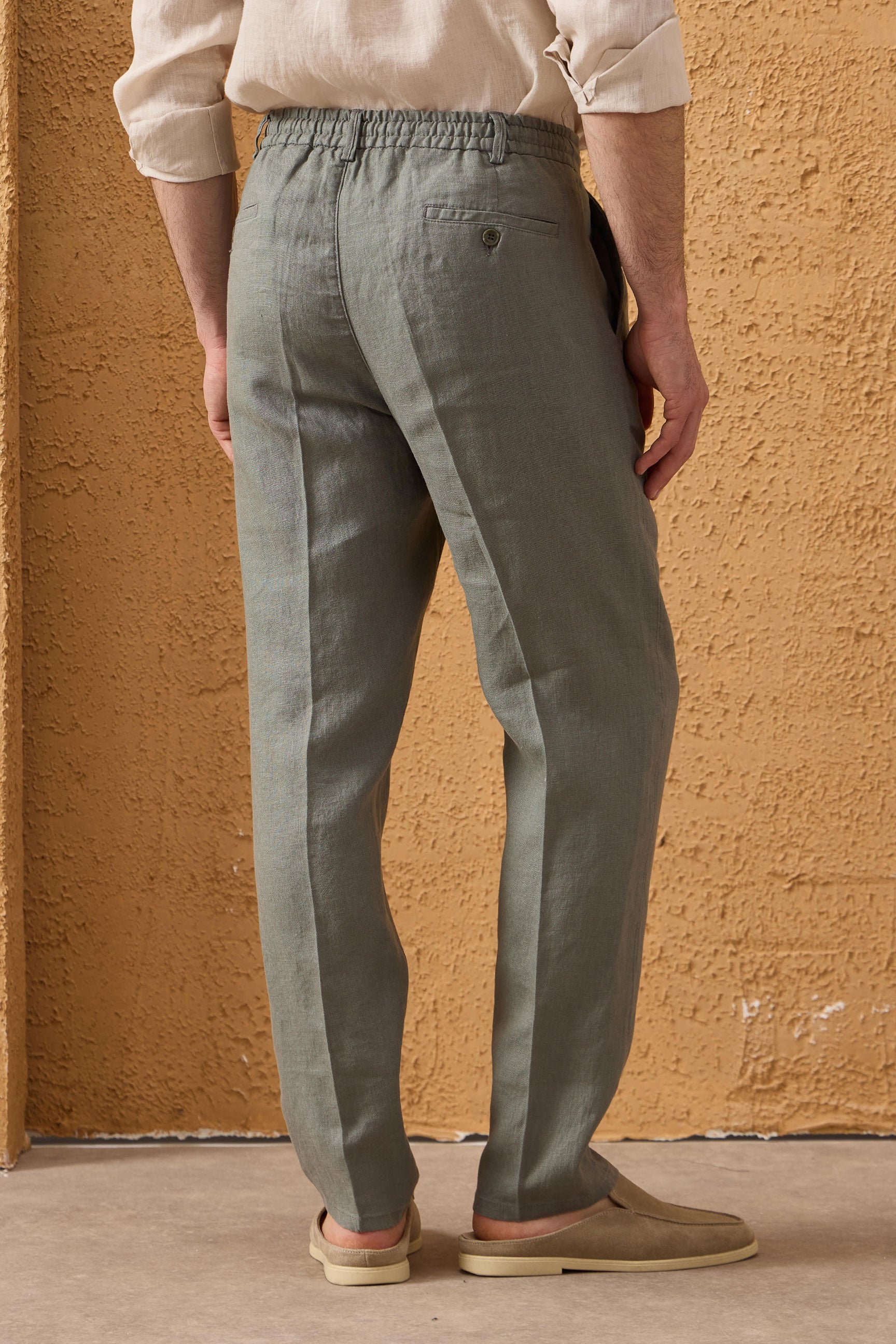 Herenset: marineblauwe linnen jas met rits en saliegroene broek, smart casual zomeroutfit