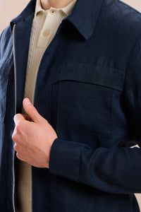 Herenset: marineblauwe linnen jas met rits en saliegroene broek, smart casual zomeroutfit