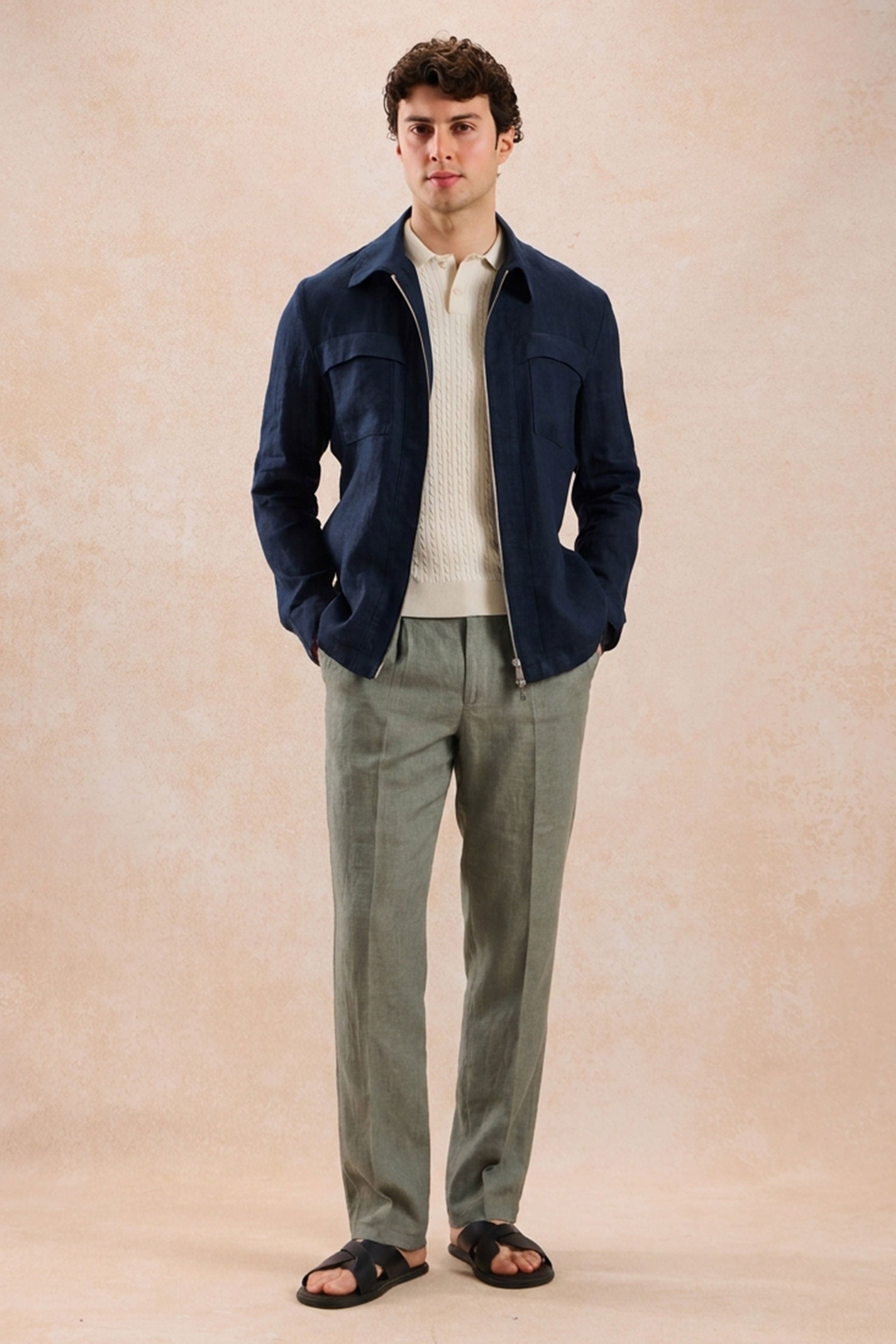 Herenset: marineblauwe linnen jas met rits en saliegroene broek, smart casual zomeroutfit