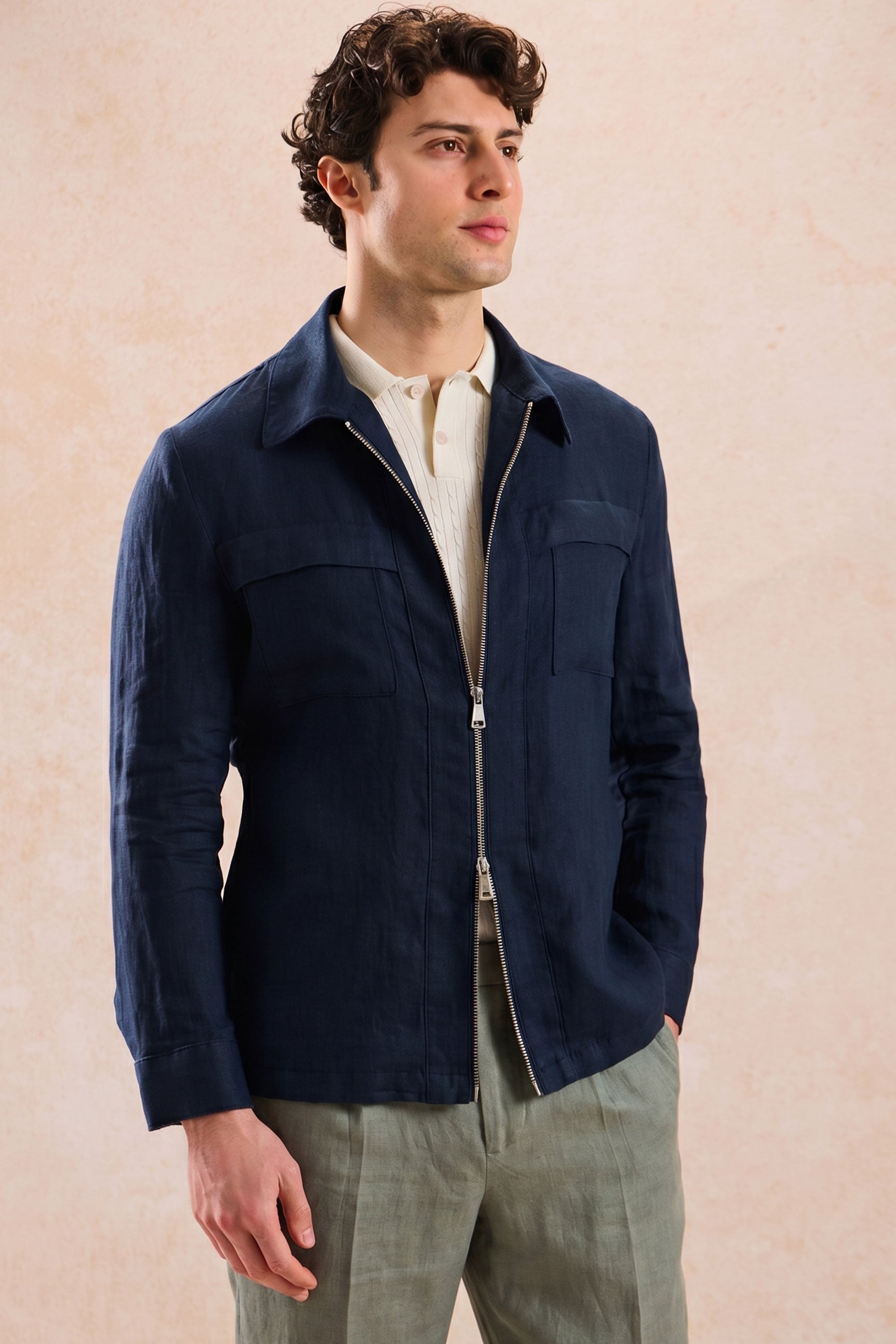Herenset: marineblauwe linnen jas met rits en saliegroene broek, smart casual zomeroutfit