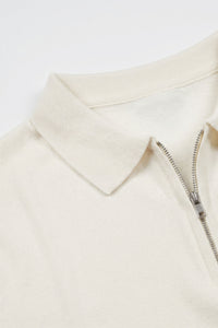 Off-White gebreide polo met ritssluiting in de hals en korte mouwen, gemaakt van een zachte mix.