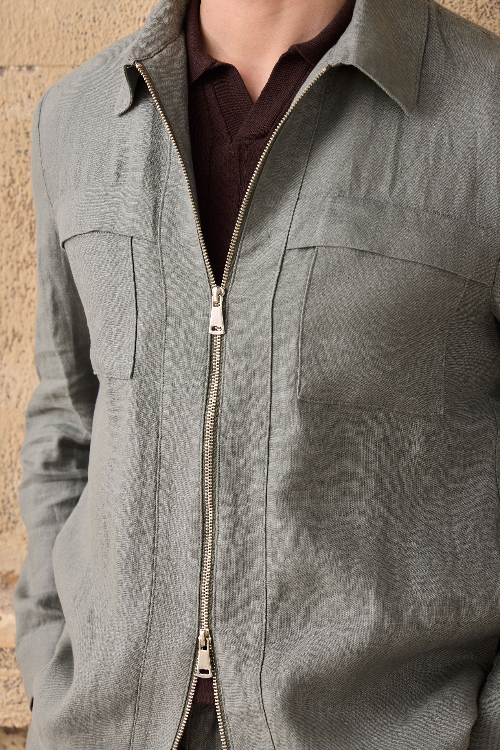 Heren saliegroene linnen jas met rits en beige broek, stijlvolle casual zomeroutfit