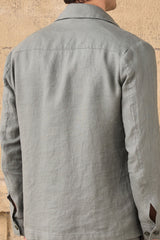 Heren saliegroene linnen jas met rits en beige broek, stijlvolle casual zomeroutfit
