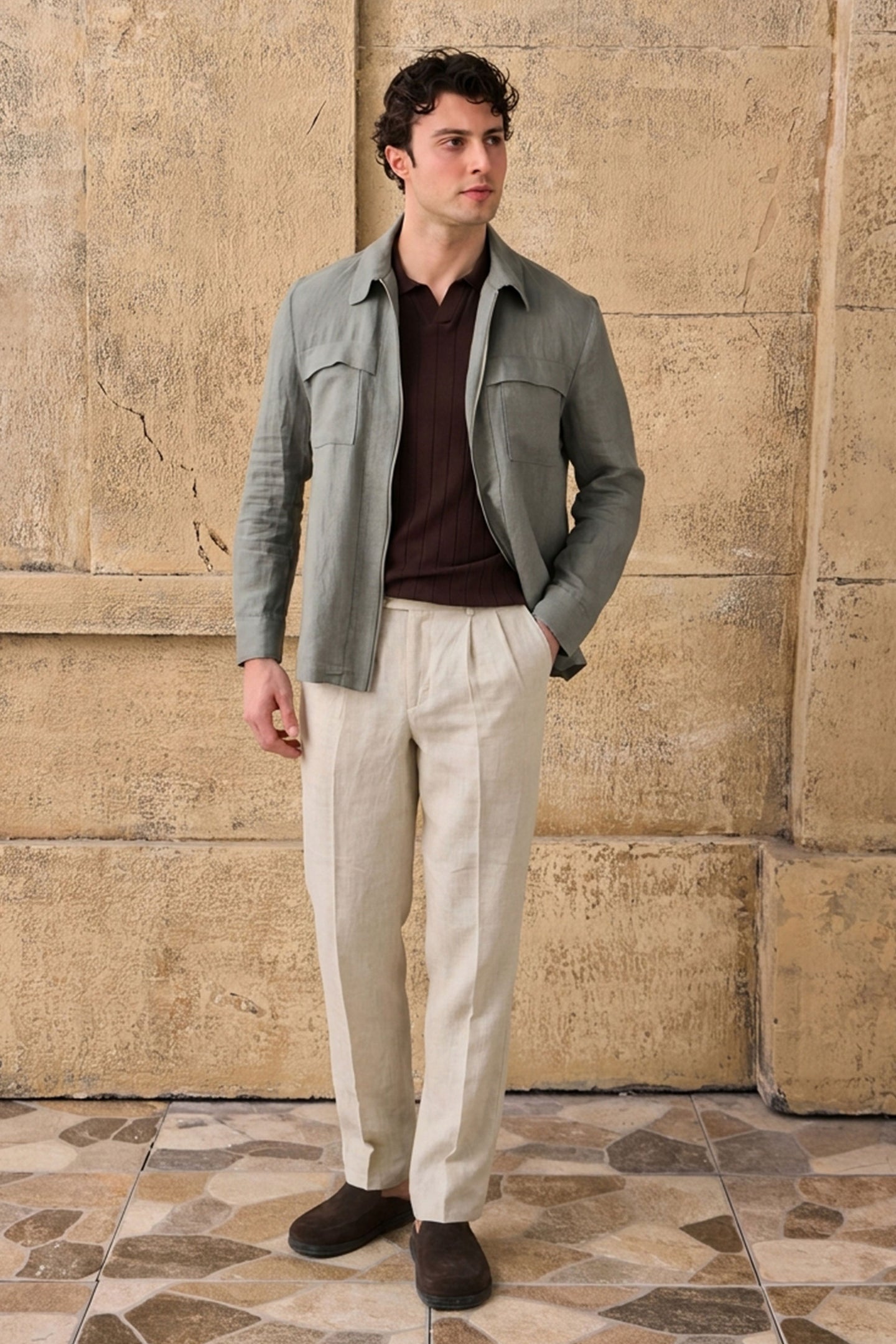 Heren saliegroene linnen jas met rits en beige broek, stijlvolle casual zomeroutfit