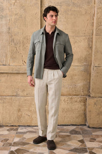 Heren saliegroene linnen jas met rits en beige broek, stijlvolle casual zomeroutfit