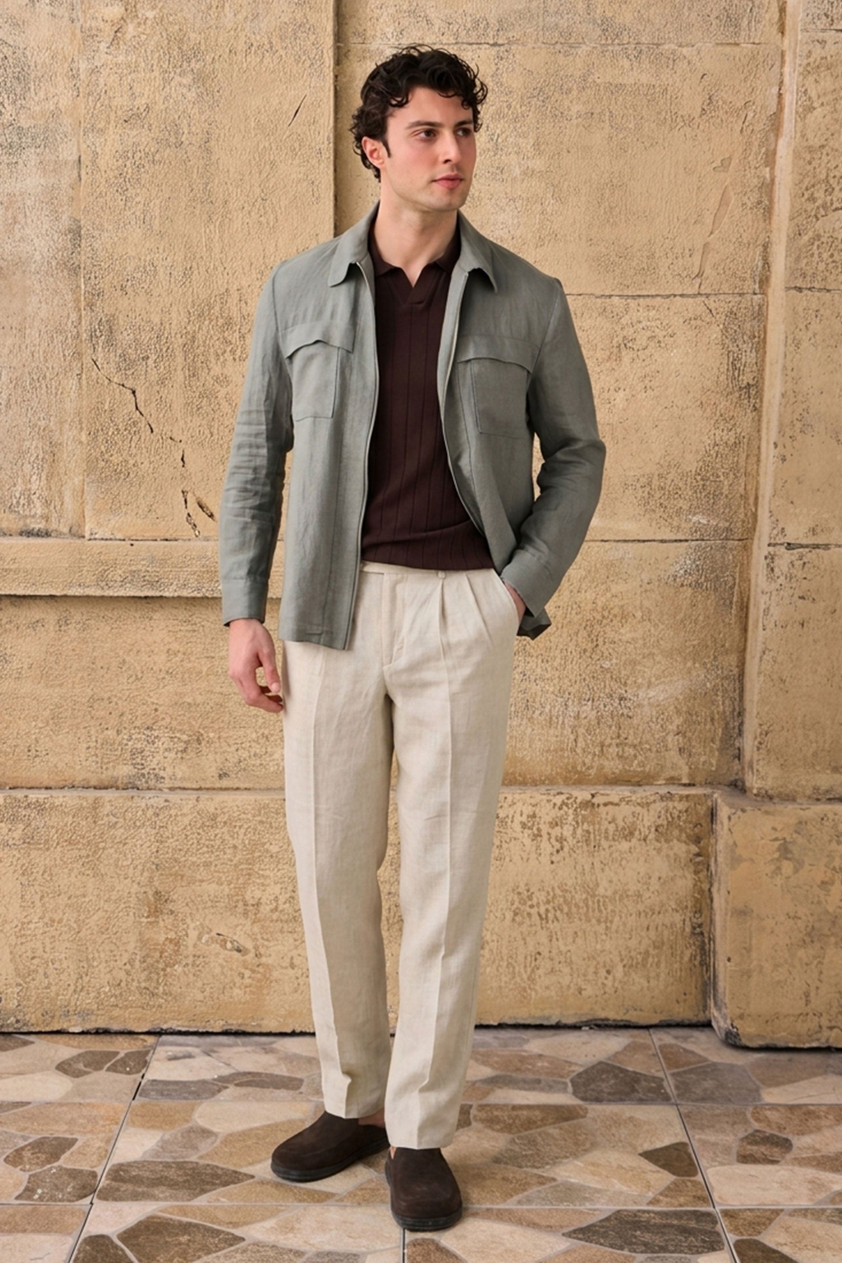 Heren saliegroene linnen jas met rits en beige broek, stijlvolle casual zomeroutfit
