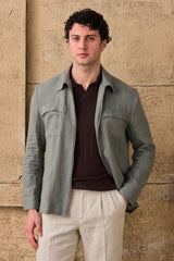 Heren saliegroene linnen jas met rits en beige broek, stijlvolle casual zomeroutfit