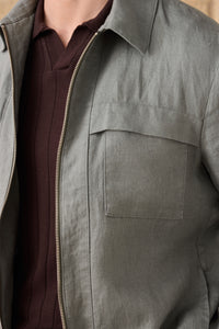 Heren saliegroene linnen jas met rits en bruine broek, stijlvolle casual zomeroutfit