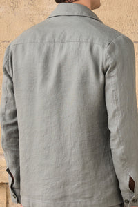 Heren saliegroene linnen jas met rits en bruine broek, stijlvolle casual zomeroutfit