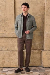Heren saliegroene linnen jas met rits en bruine broek, stijlvolle casual zomeroutfit