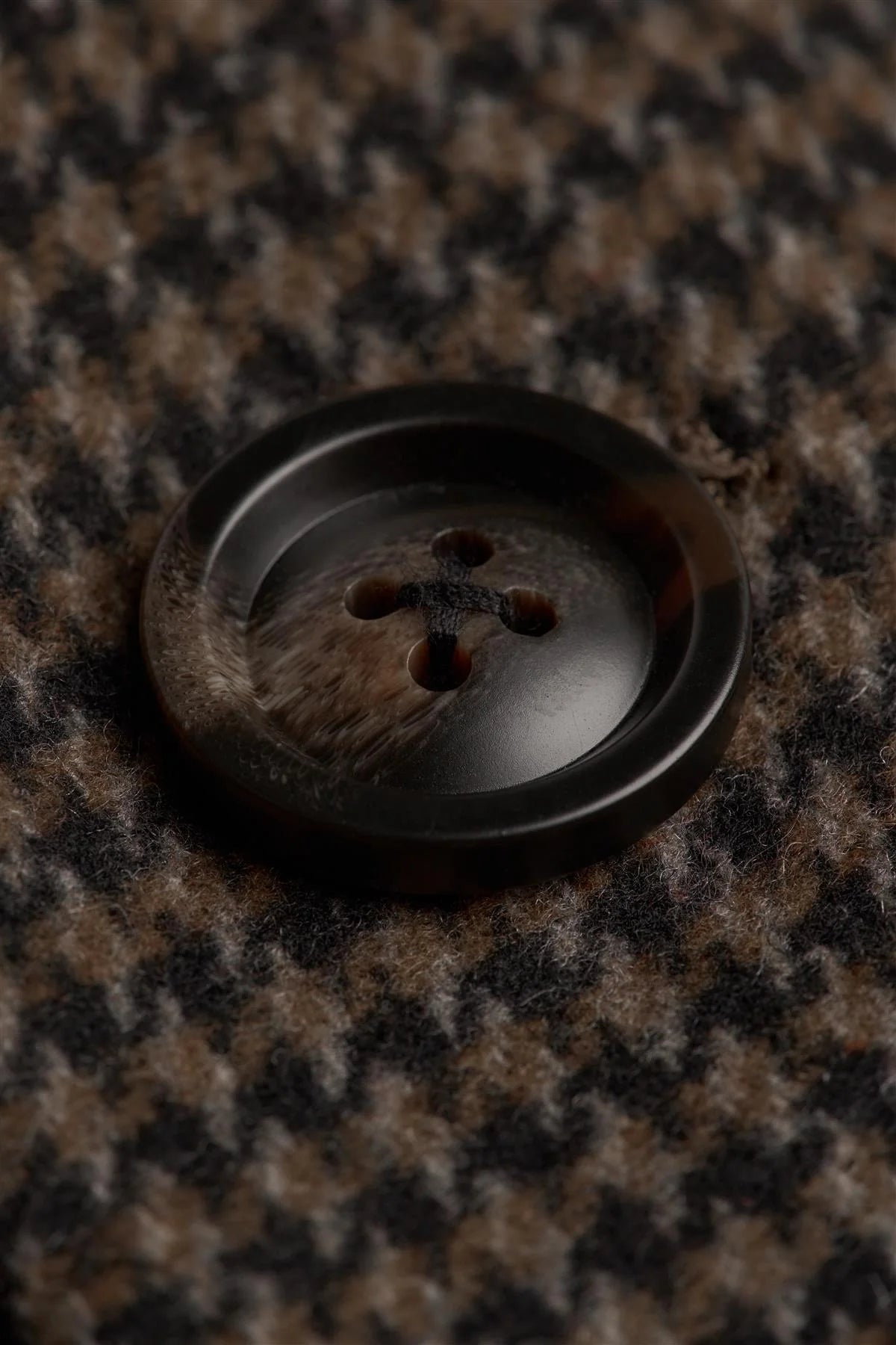 Herenjas van bruin wolmengsel met pied-de-poulemotief en tweedmotief