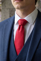 Rode, smalle stropdas voor heren, effen kleur.