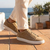 Casual sneakers voor heren van suède leer met vetersluiting, steengrijs van kleur.