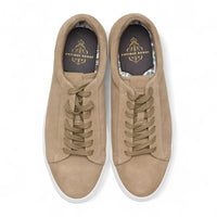 Casual sneakers voor heren van suède leer met vetersluiting, steengrijs van kleur.