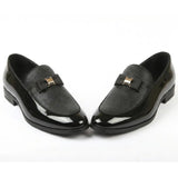 Heren loafers met textuur aan de voorkant en iconische gesp en strik
