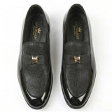 Heren loafers met textuur aan de voorkant en iconische gesp en strik