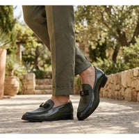 Heren loafers met textuur aan de voorkant en iconische gesp en strik