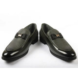 Heren loafers met textuur aan de voorkant en iconische gesp en strik