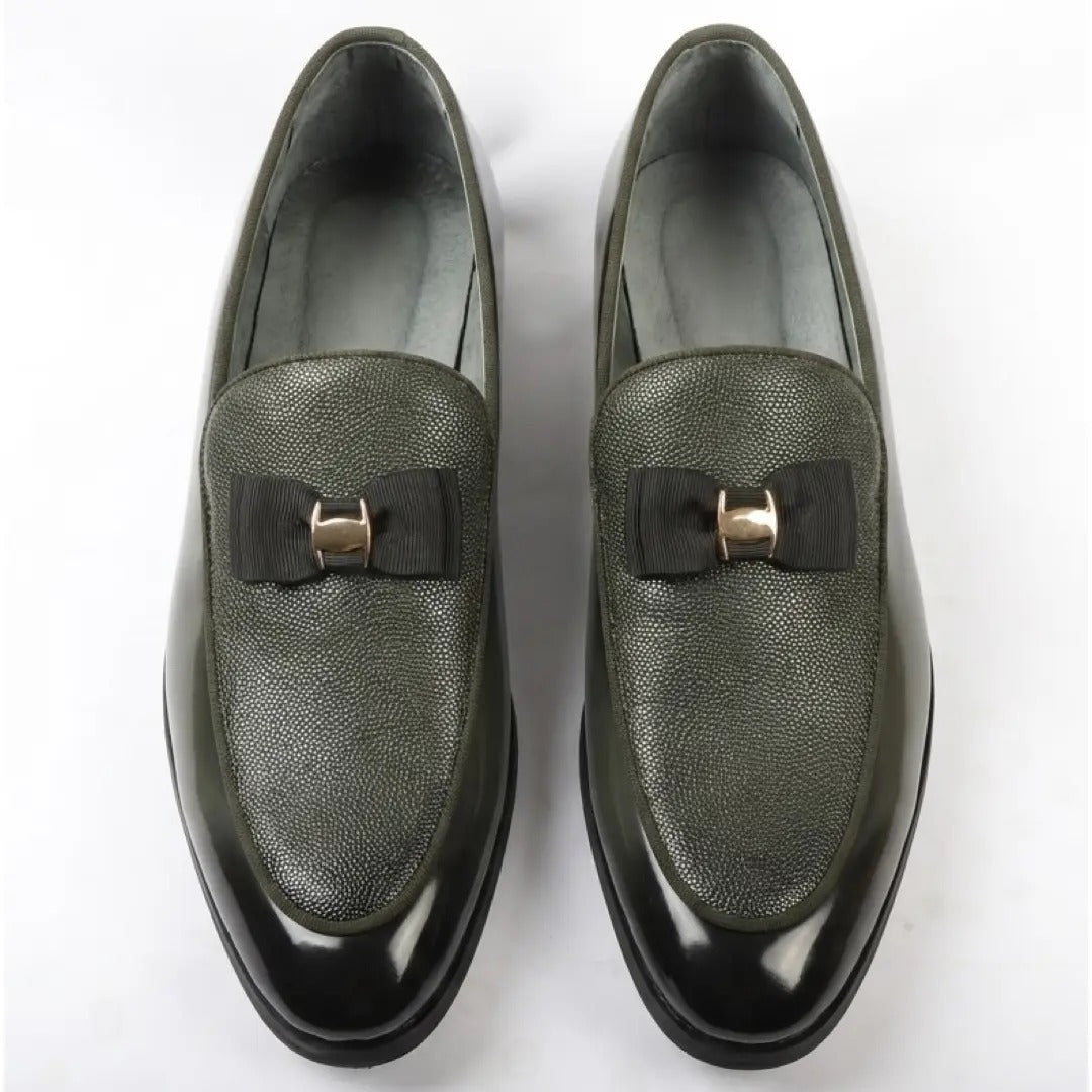 Heren loafers met textuur aan de voorkant en iconische gesp en strik