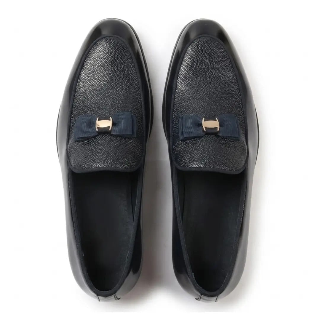 Heren loafers met textuur aan de voorkant en iconische gesp en strik