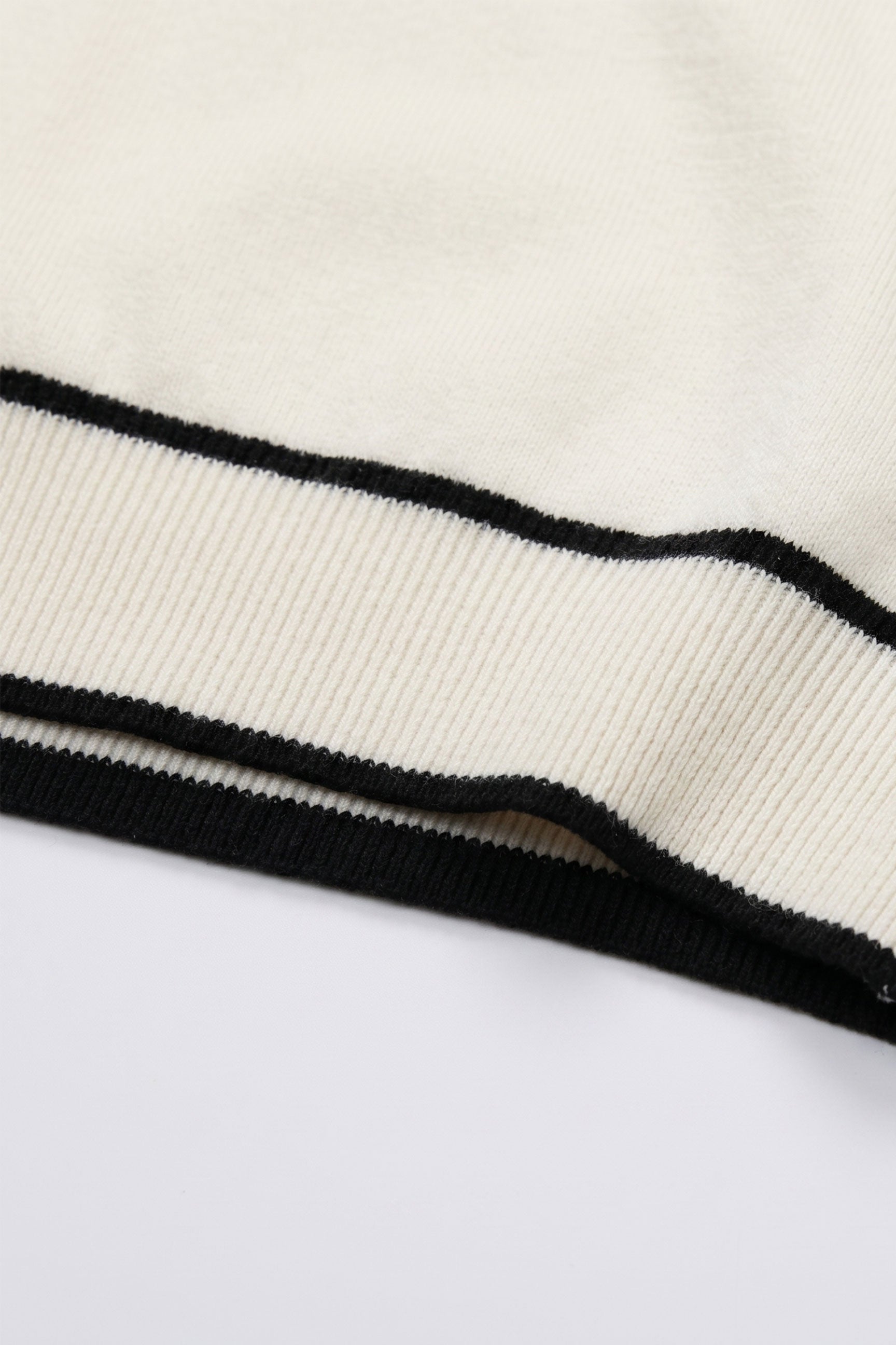 Off-white gebreid T-shirt voor heren, normale pasvorm, ronde hals met contrasterende bies.