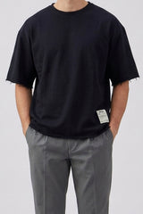 Donkerblauw heren T-shirt met relaxte pasvorm, onafgewerkte randen, katoenmix, ronde hals.