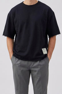 Donkerblauw heren T-shirt met relaxte pasvorm, onafgewerkte randen, katoenmix, ronde hals.