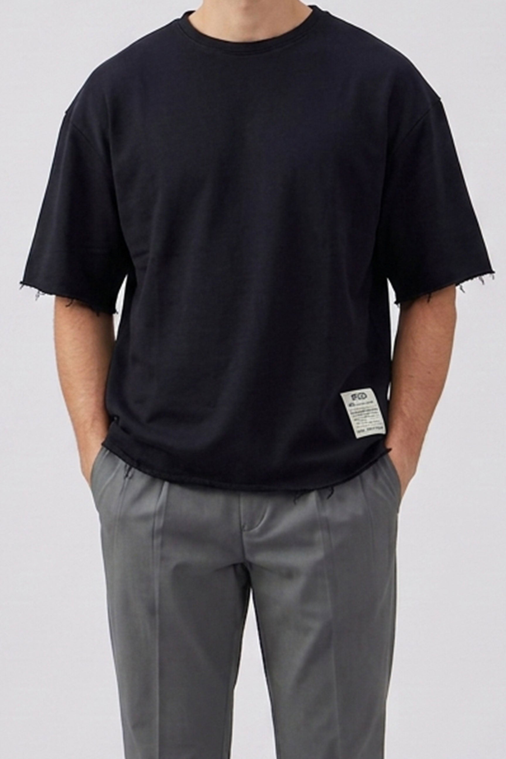 Donkerblauw heren T-shirt met relaxte pasvorm, onafgewerkte randen, katoenmix, ronde hals.