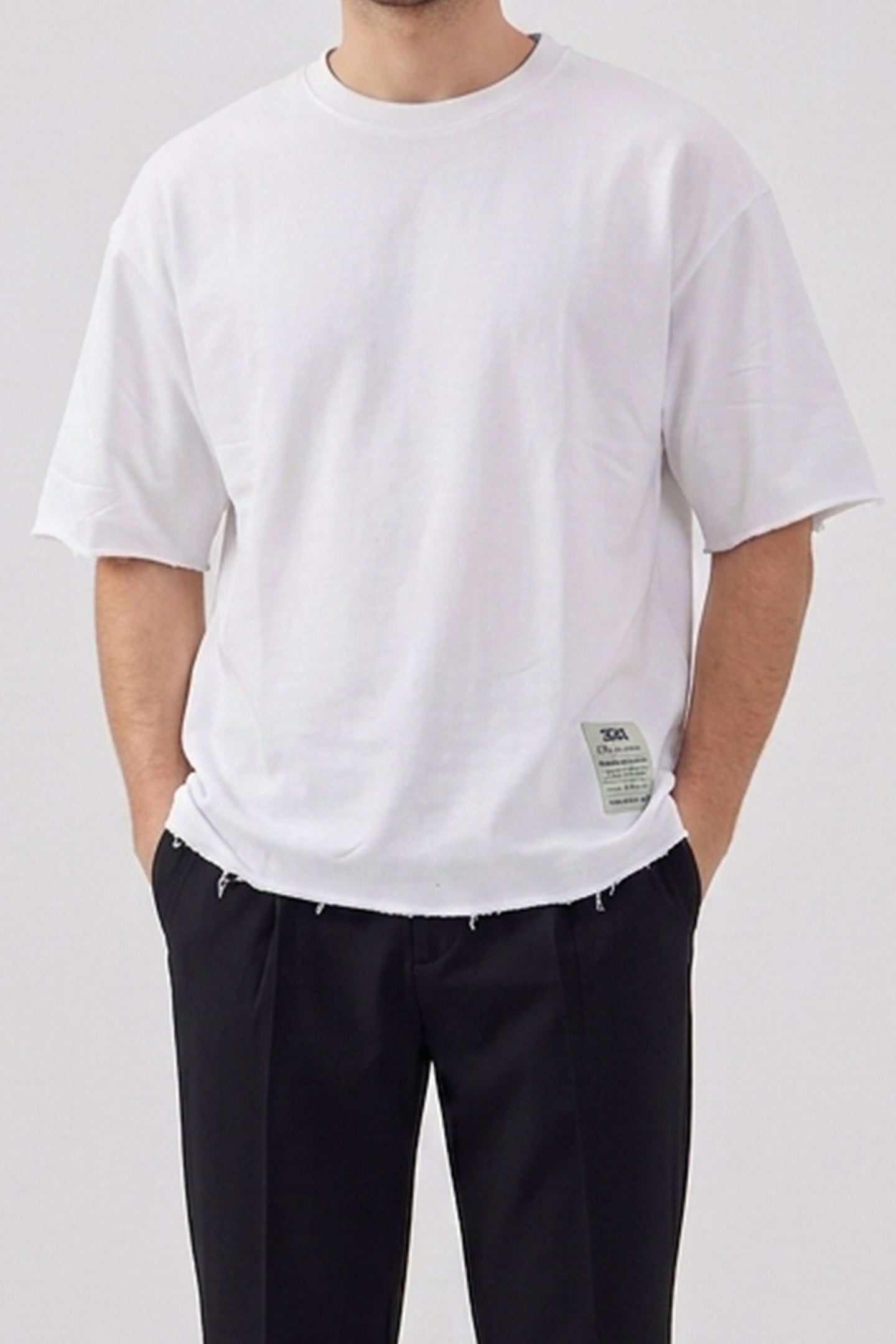 Wit heren T-shirt met relaxte pasvorm, onafgewerkte randen, katoenmix, ronde hals.