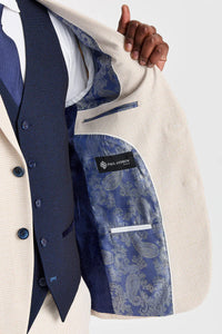 Regent crèmekleurig geruit pak met contrasterend marineblauw vest.
