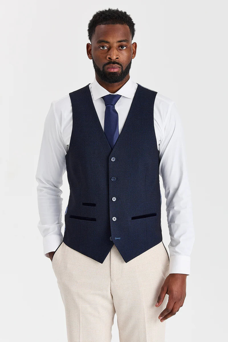 Regent crèmekleurig geruit pak met contrasterend marineblauw vest.