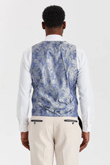 Regent crèmekleurig geruit pak met contrasterend marineblauw vest.