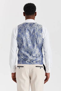 Regent crèmekleurig geruit pak met contrasterend marineblauw vest.
