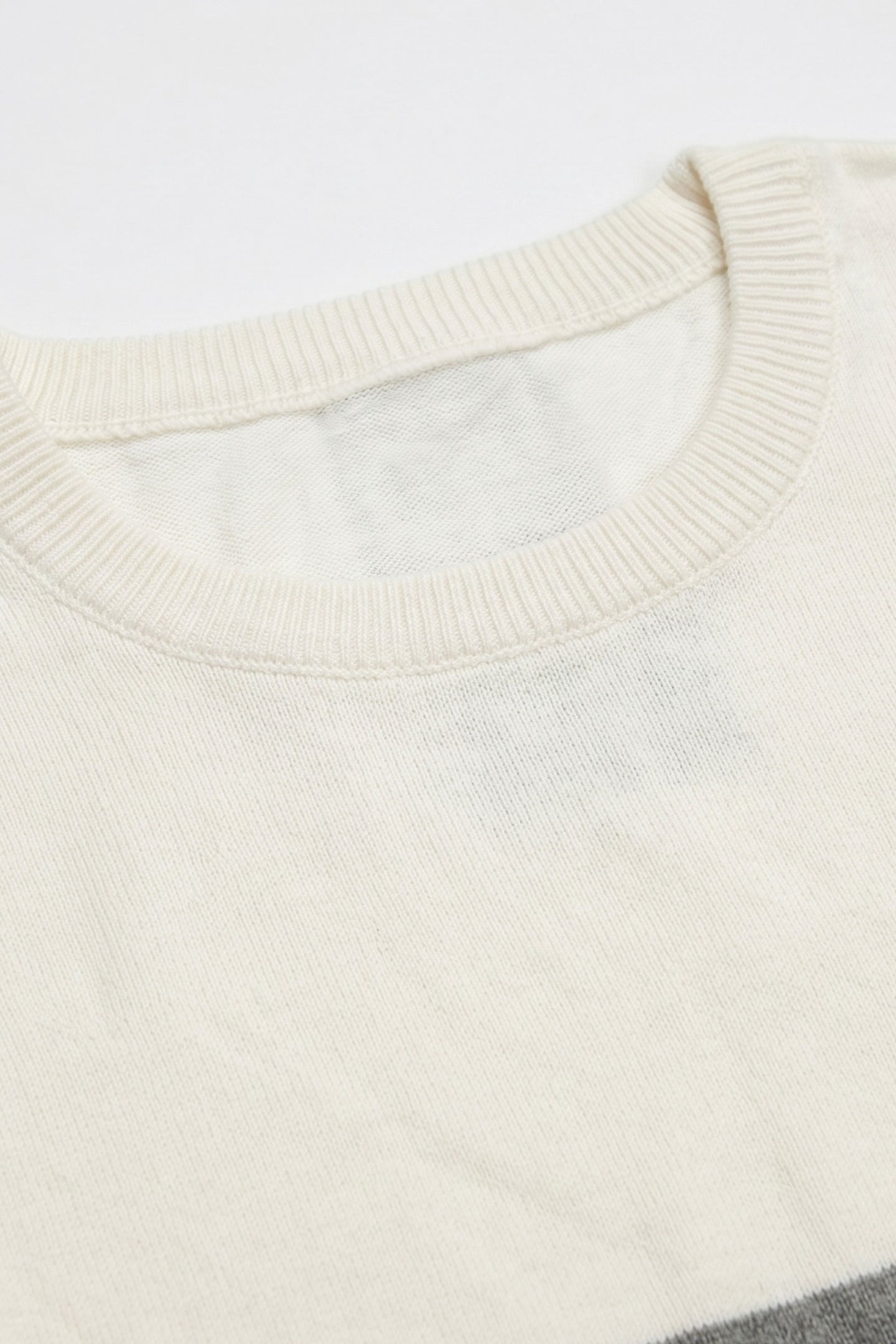Wit en zwart gebreid T-shirt met kleurblokken voor heren